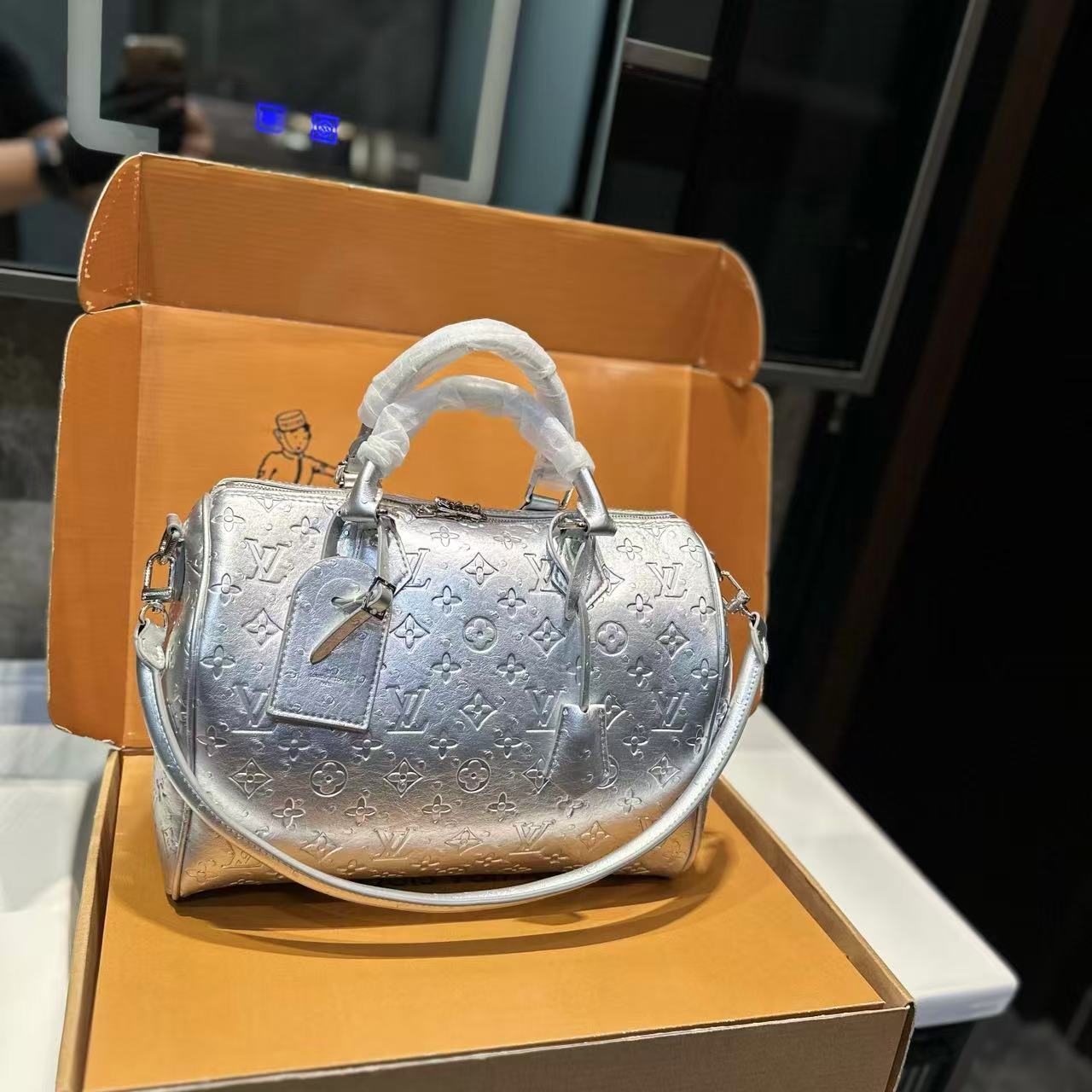 LVエンボスハンドバッグ【50％割引+送料無料】