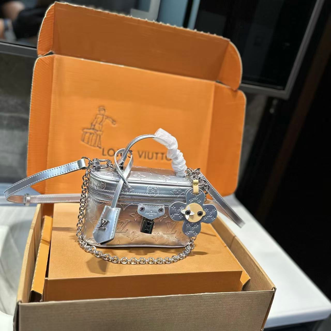 LVチェーンプリントハンドバッグ【50%割引+送料無料】