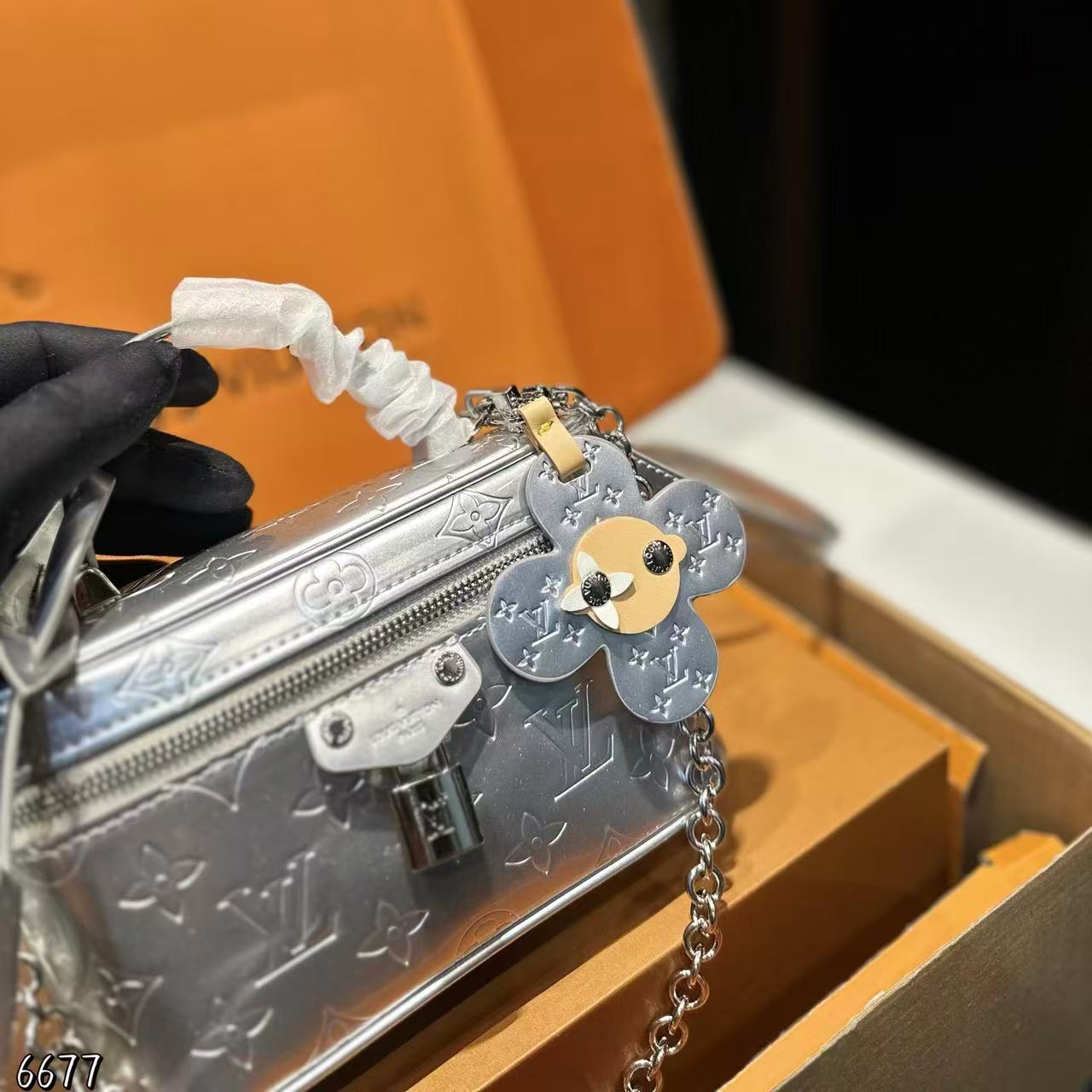 LVチェーンプリントハンドバッグ【50%割引+送料無料】