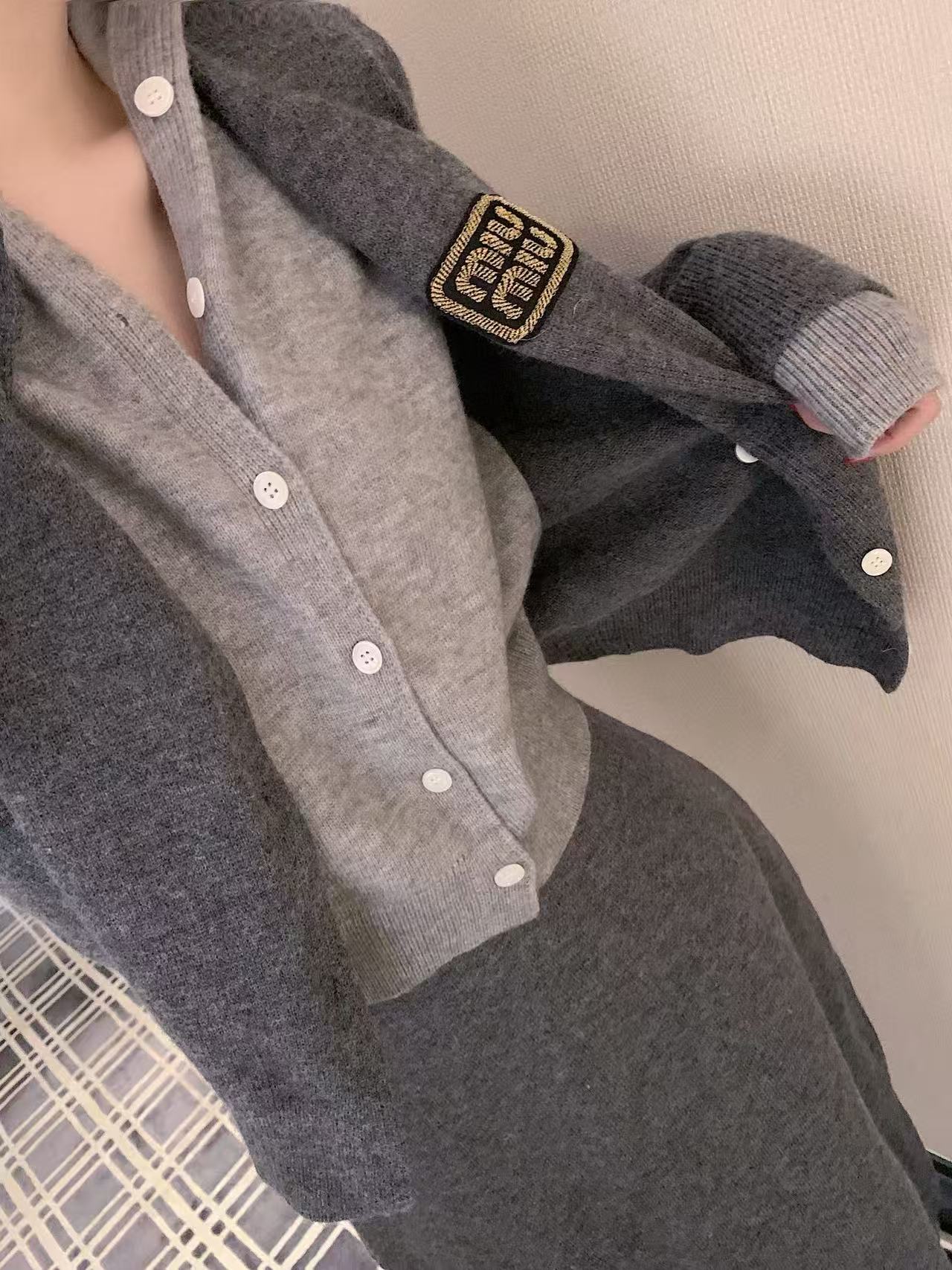 M1UM1U フード付きウールカーディガン+スカート ツーピースセット【50％割引+送料無料】