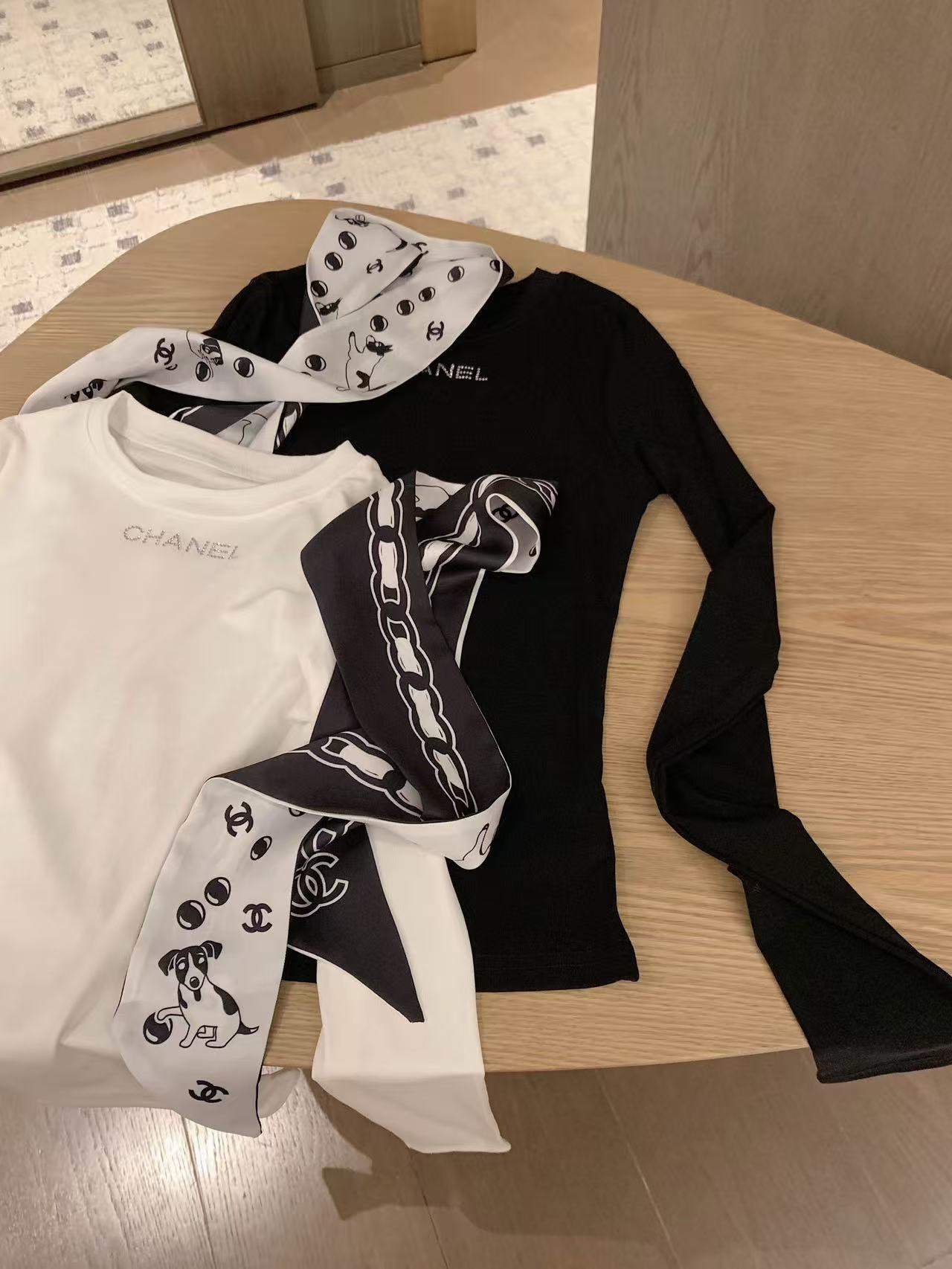 CHANE1 スカーフ + ラインストーンレターTシャツ【50％割引+送料無料】