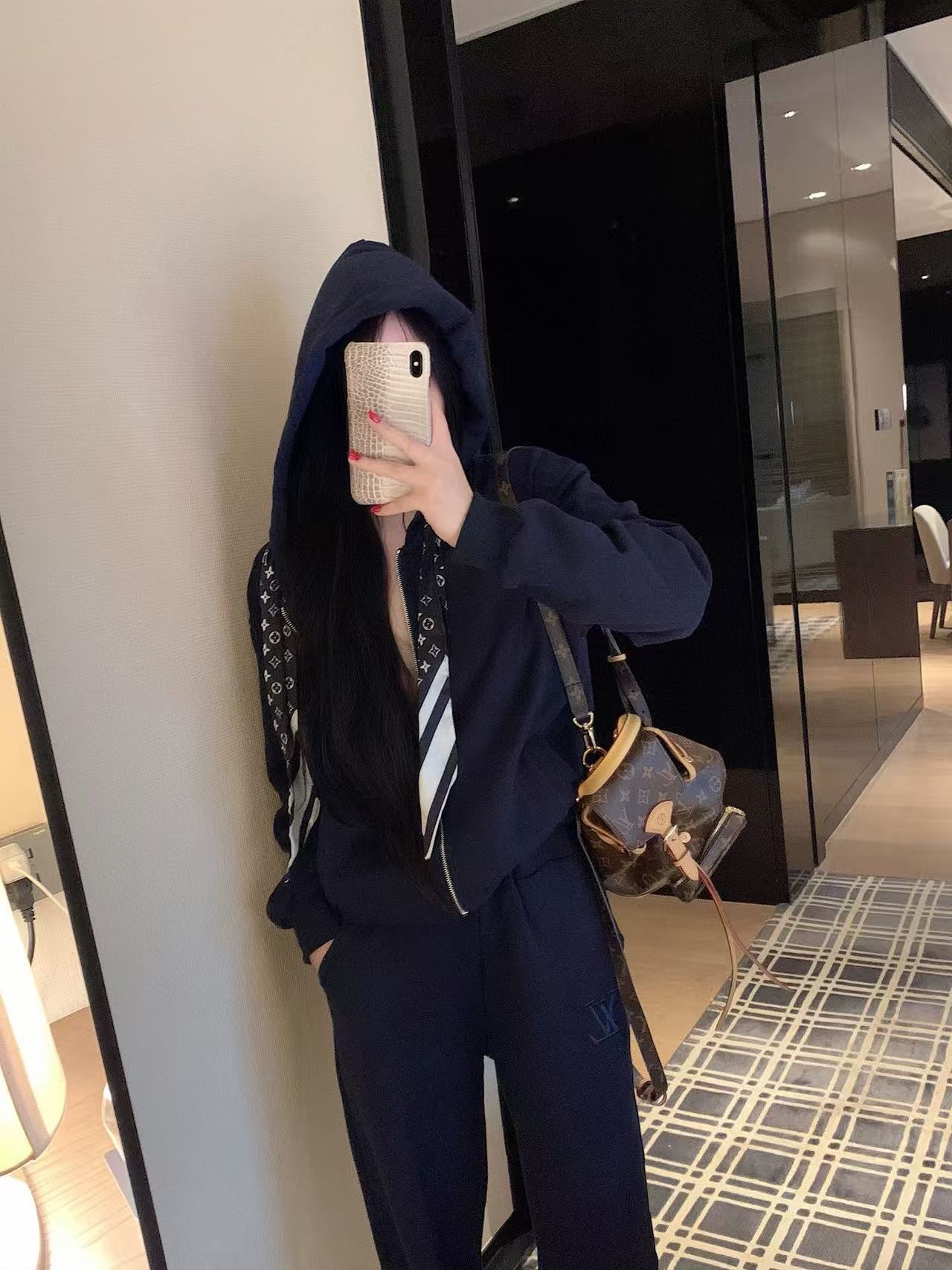 LVフード付きカジュアルスーツ（スカーフ付き）【50％割引+送料無料】