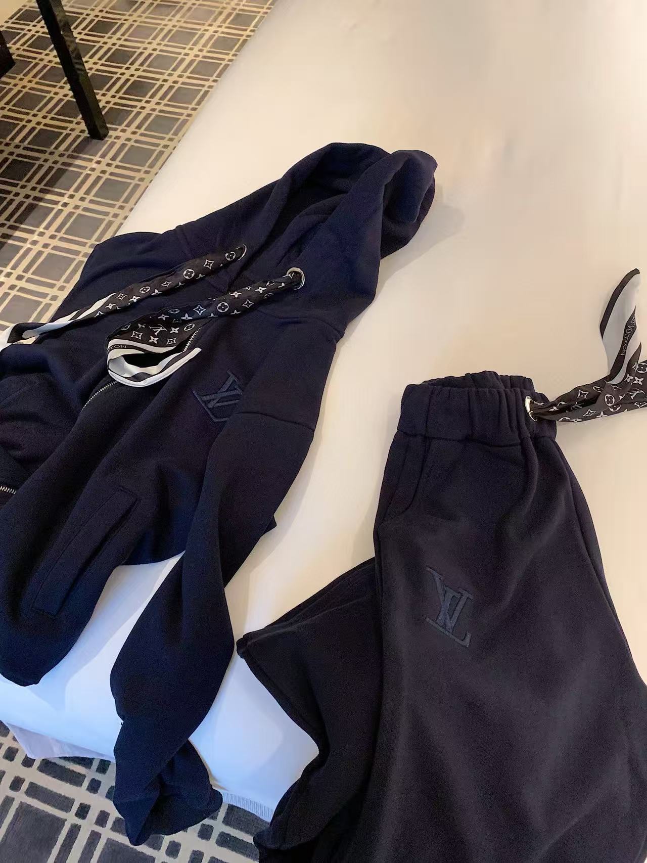 LVフード付きカジュアルスーツ（スカーフ付き）【50％割引+送料無料】