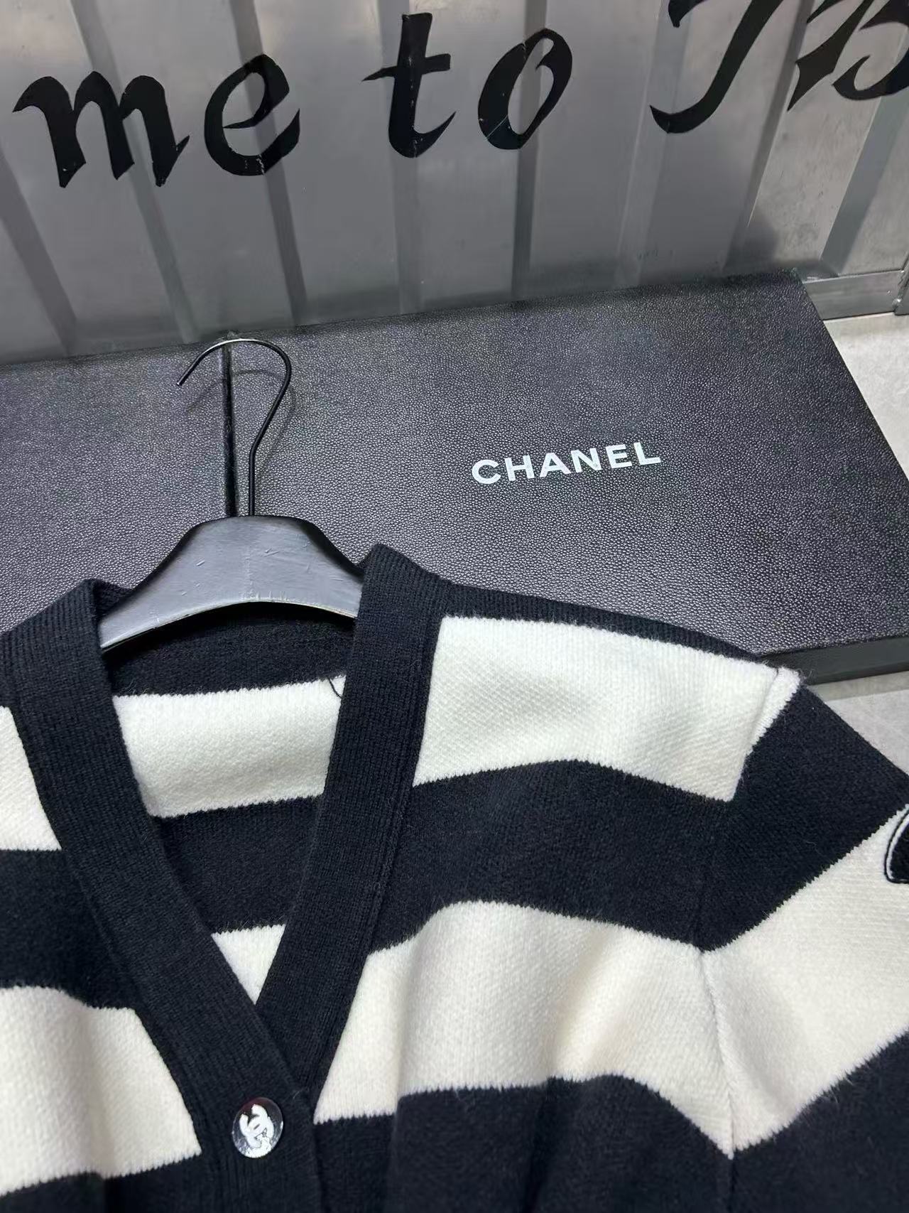 CHANE1 ダブルC ストライプ Vネック ウールカーディガン【50％割引+送料無料】