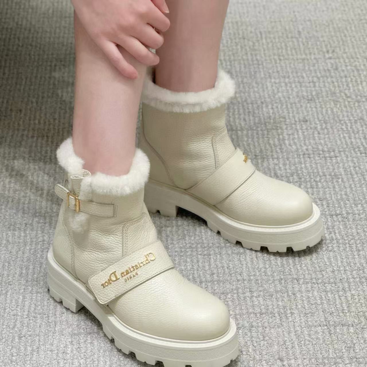 DIOR 高品質牛革＆ウール レターバックル アンクルブーツ【50％割引+送料無料】