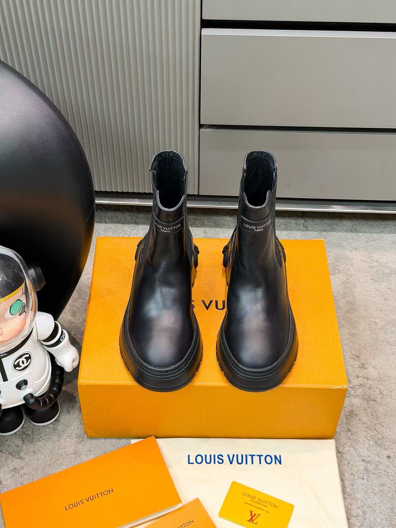 LVの高品質ミニマリスト牛革アンクルブーツ【50%割引+送料無料】