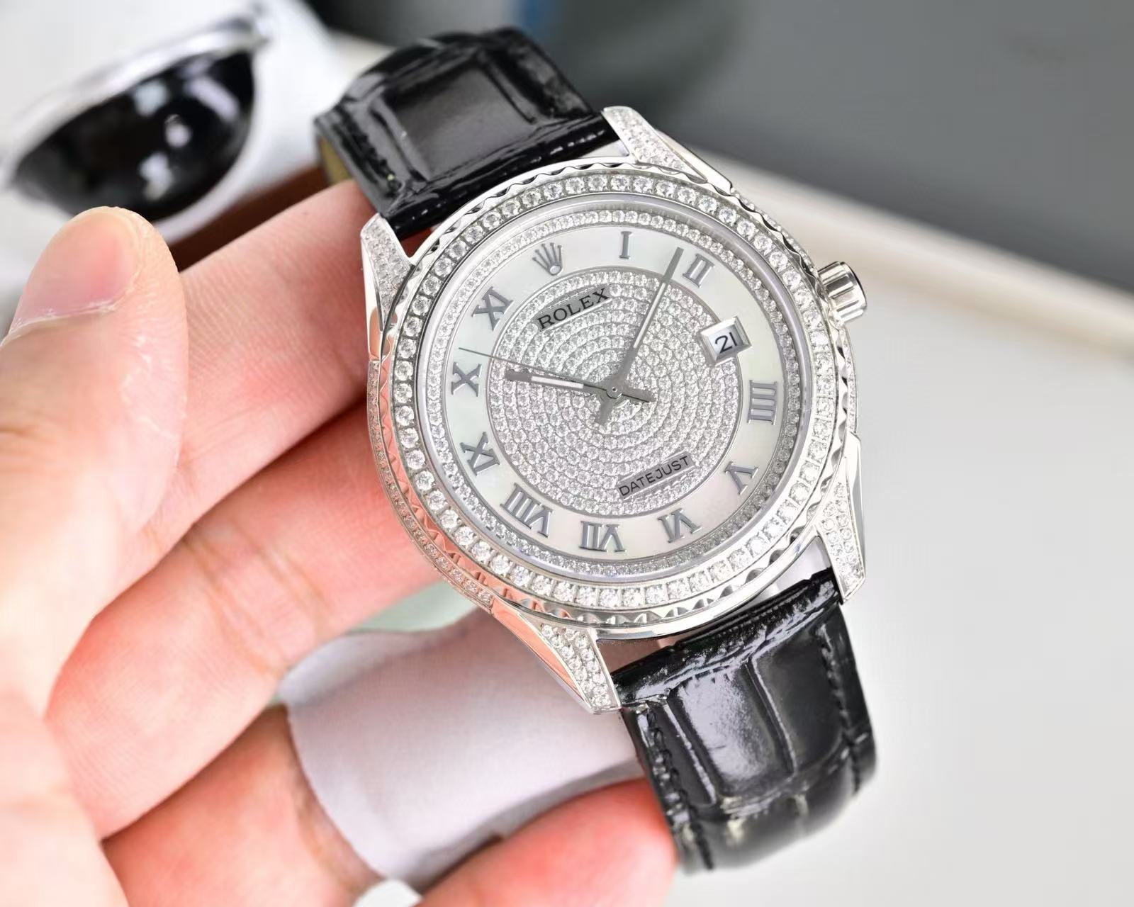 【RO1EX】高品質ダイヤモンドスタッズレザーストラップメンズウォッチ【50％割引+送料無料】