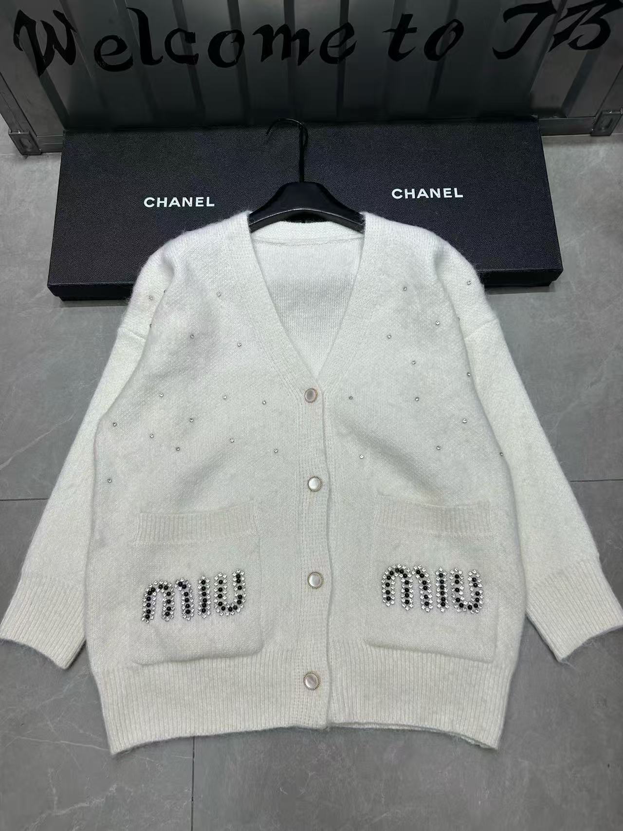 M1UM1U1Vネックダイヤモンドカーディガン【50％割引+送料無料】