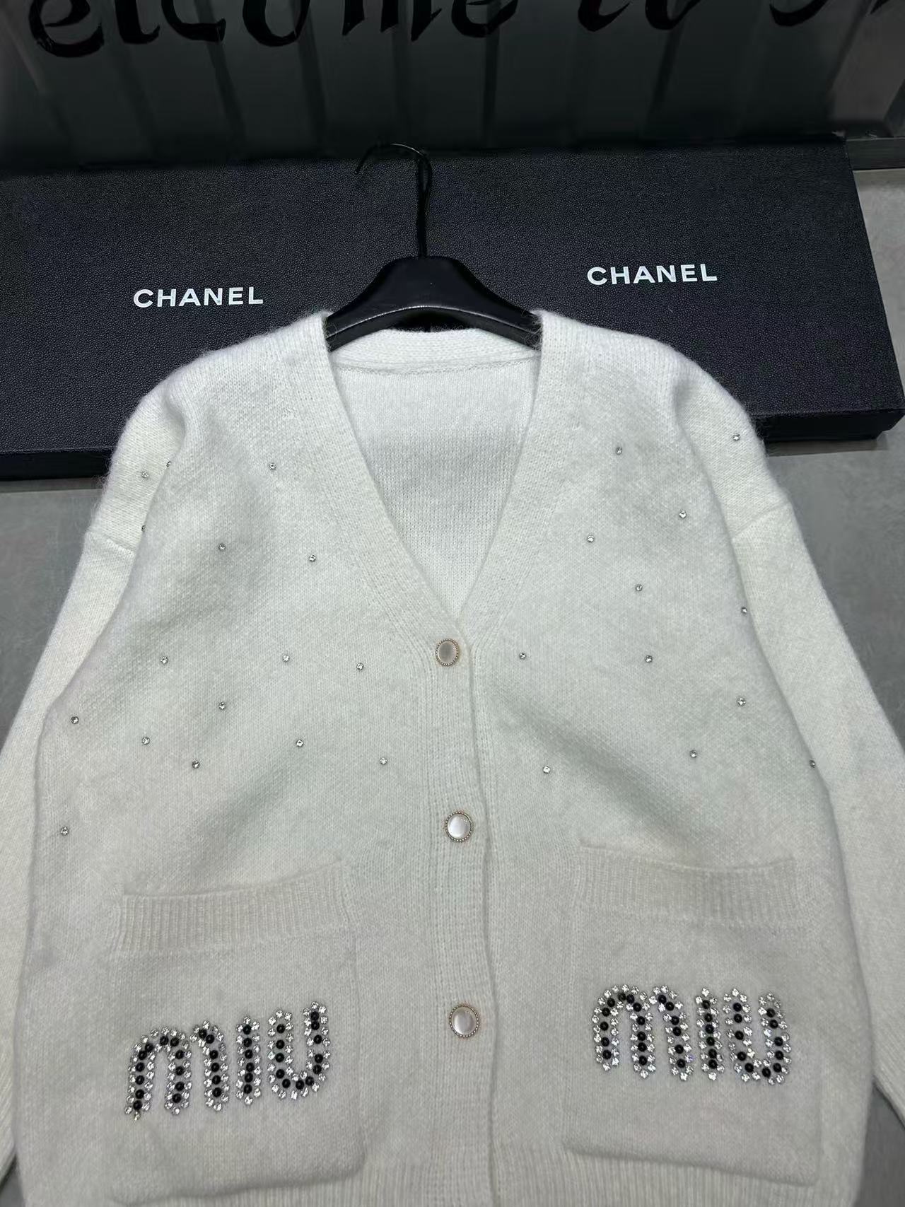 M1UM1U1Vネックダイヤモンドカーディガン【50％割引+送料無料】