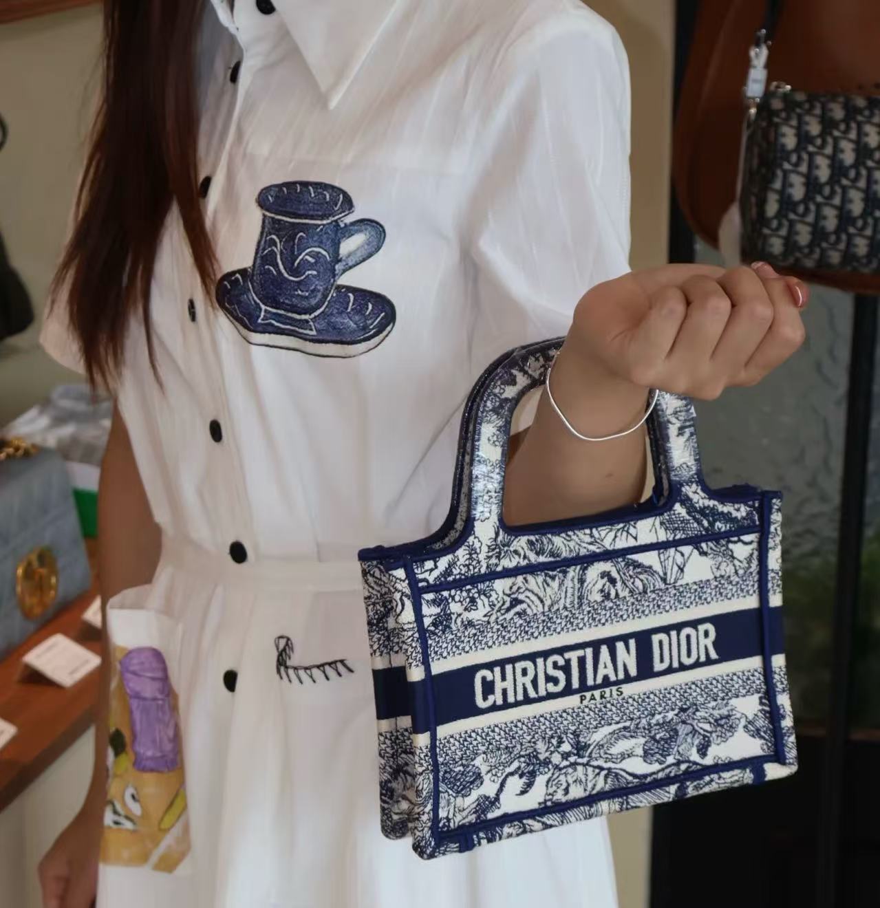 DI0Rエンボス刺繍ハンドバッグ【50％割引+送料無料】