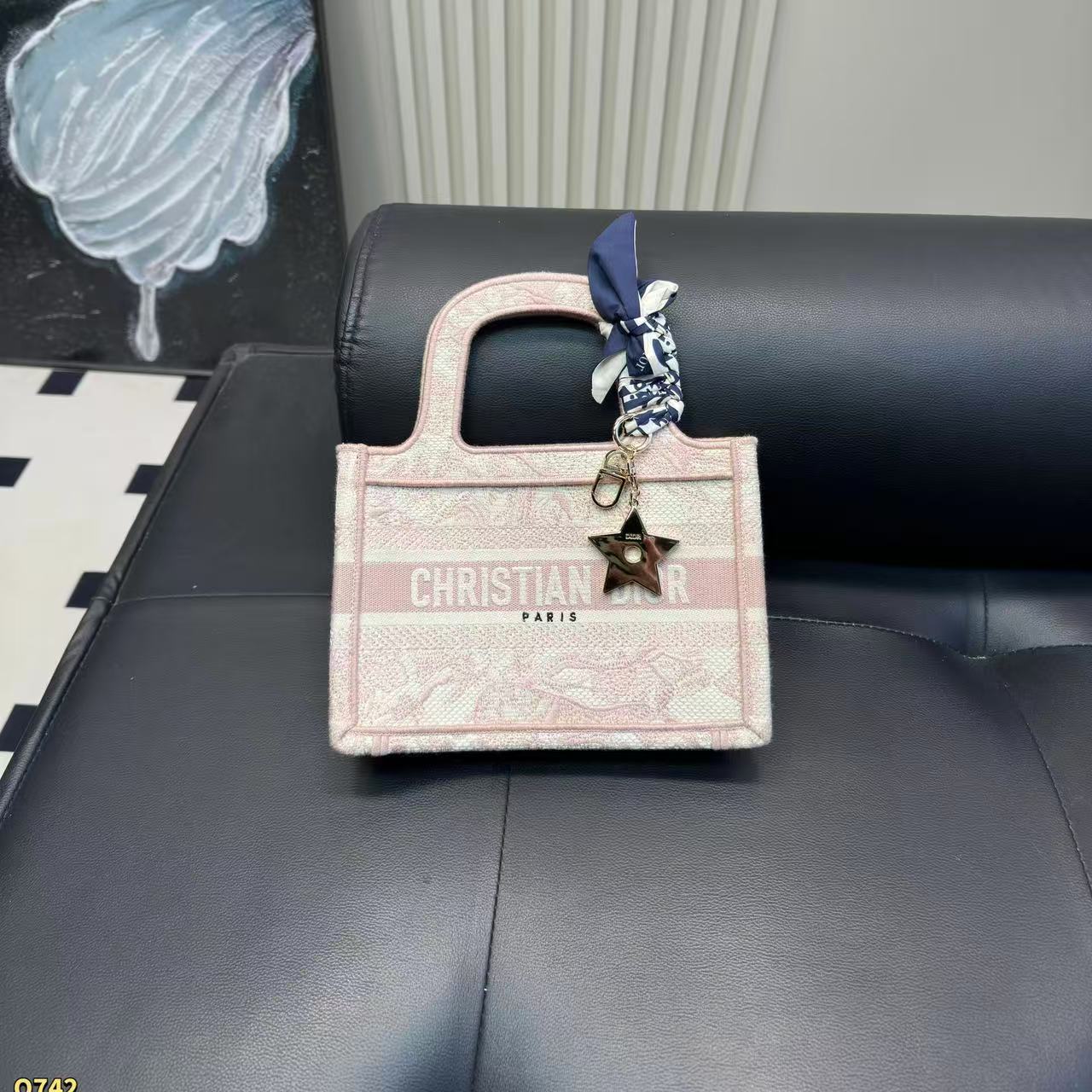 DI0Rエンボス刺繍ハンドバッグ【50％割引+送料無料】