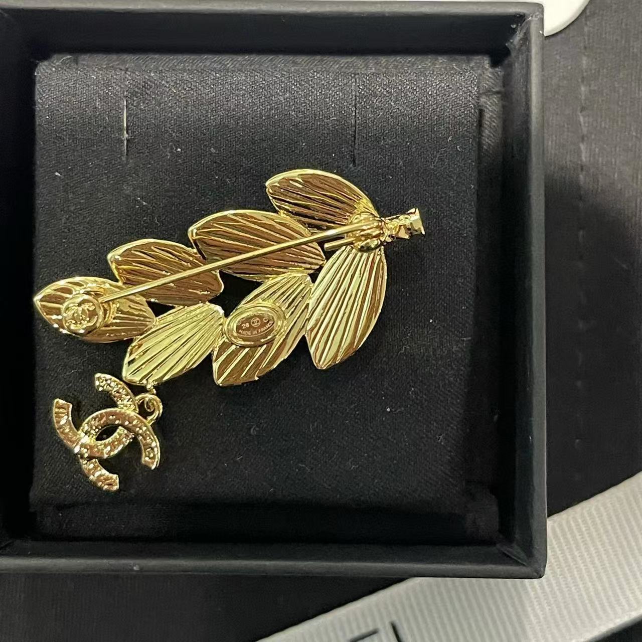 CHANE1 ダブルC ウィートイヤーブローチ【50％割引+送料無料】