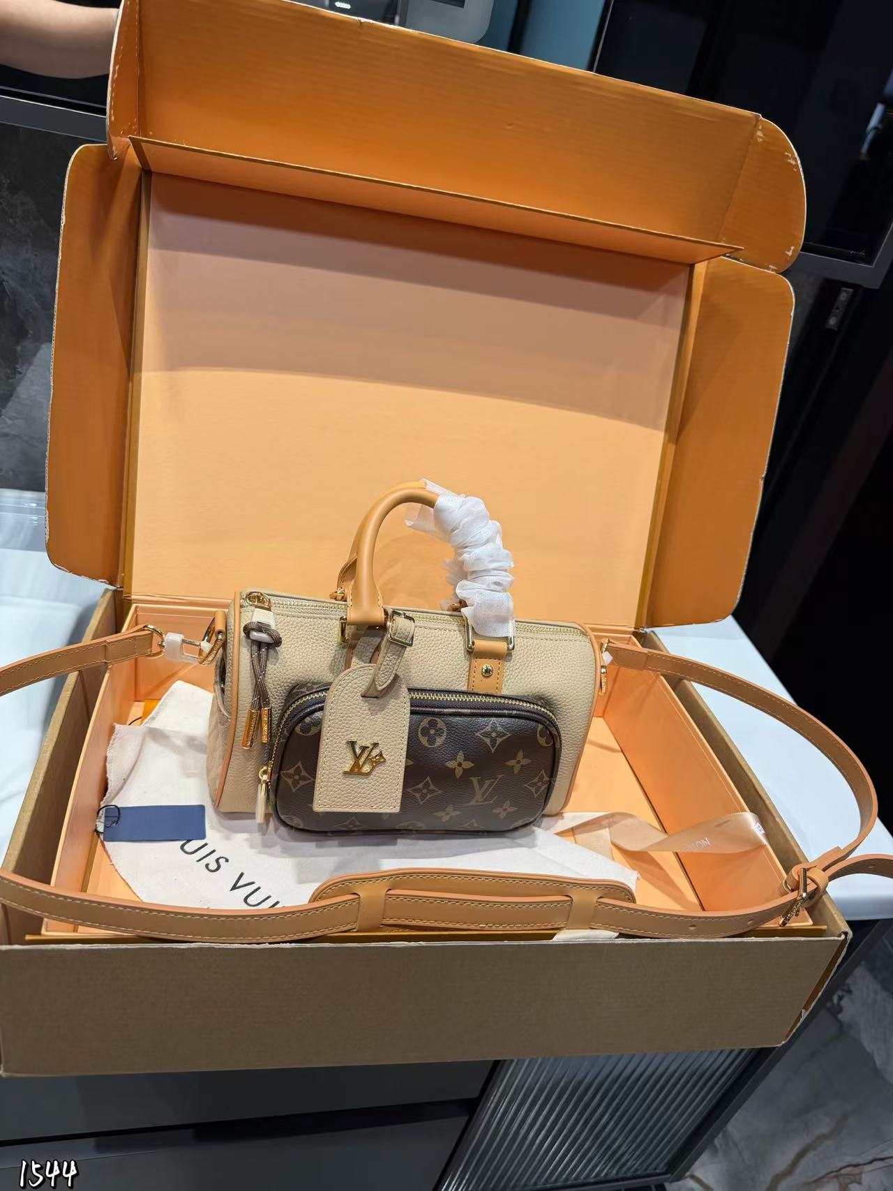 LV Trainer牛革ハンドバッグ【50％割引+送料無料】
