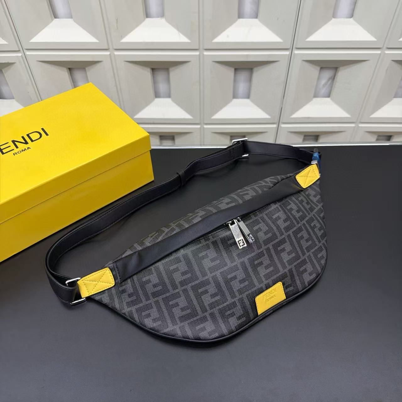FEND1 メンズ FF クロスボディ チェストバッグ【50％割引+送料無料】