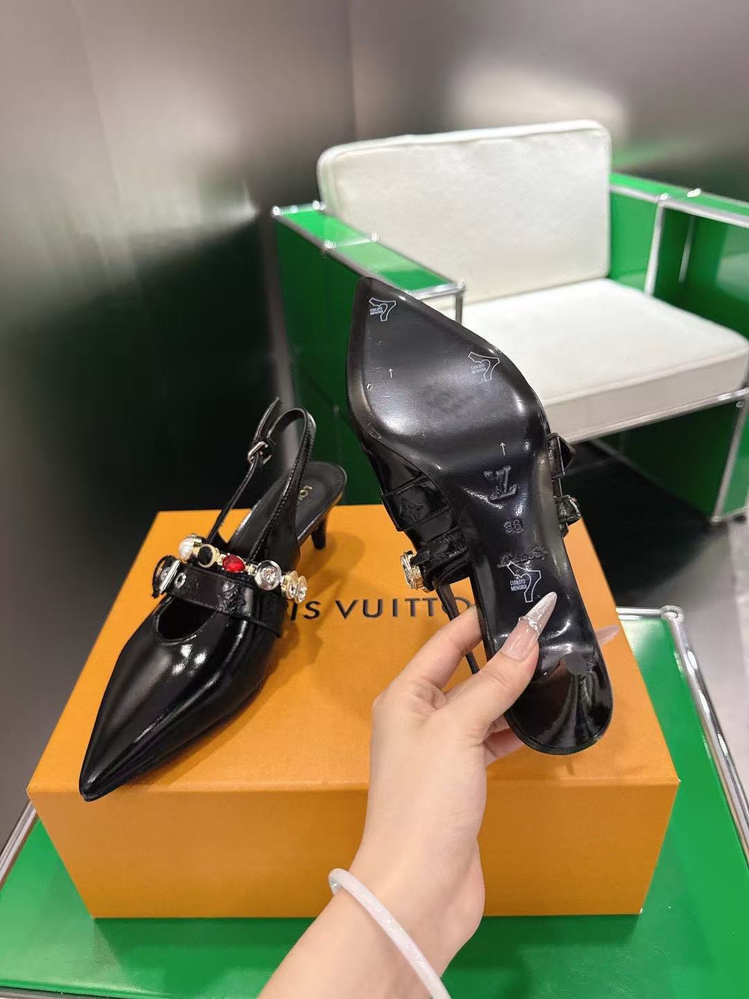 LVの高品質なポインテッドトゥのローヒールシューズ【50%割引+送料無料】