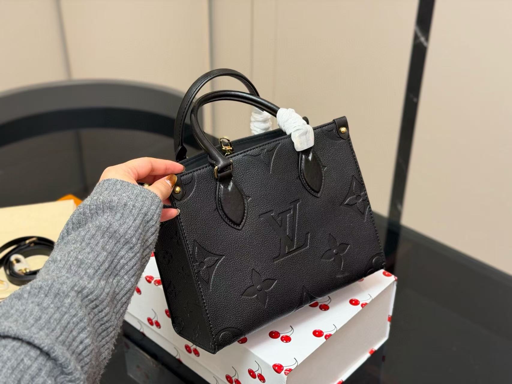 LV onthego牛革のショッピングバッグ【50％割引+送料無料】