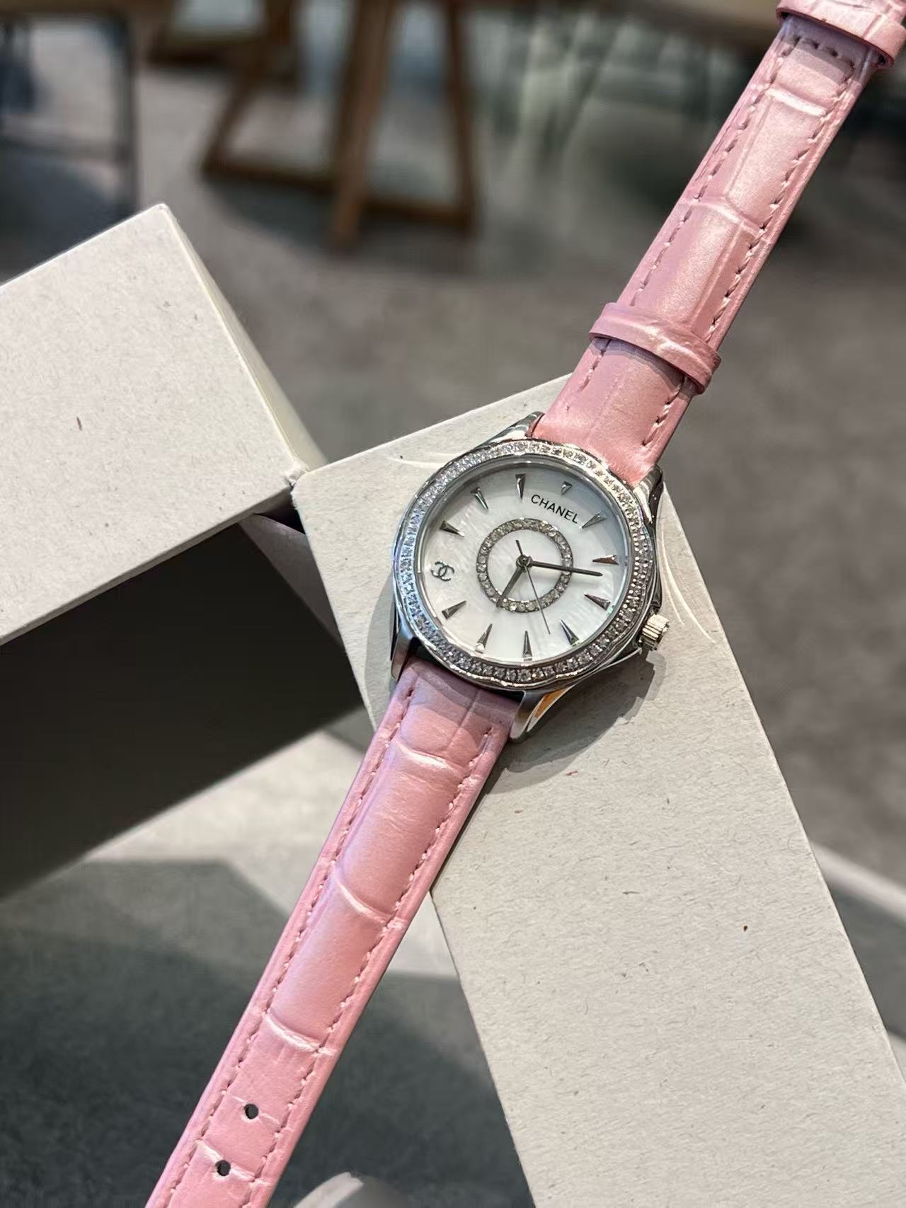 CHANE1ラウンドダイヤモンドセットレザーストラップウォッチ【50%割引+送料無料】