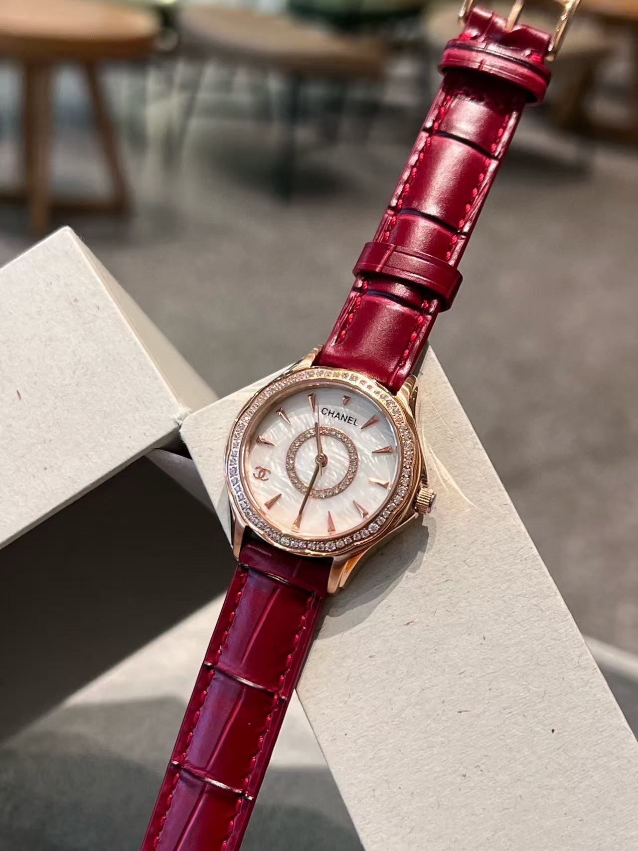 CHANE1ラウンドダイヤモンドセットレザーストラップウォッチ【50%割引+送料無料】