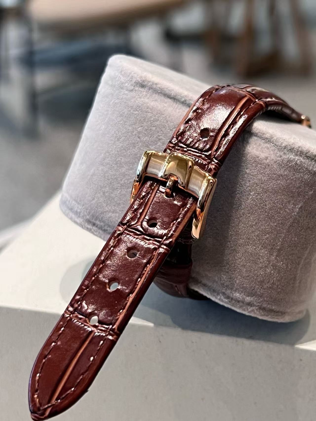 CHANE1ラウンドダイヤモンドセットレザーストラップウォッチ【50%割引+送料無料】