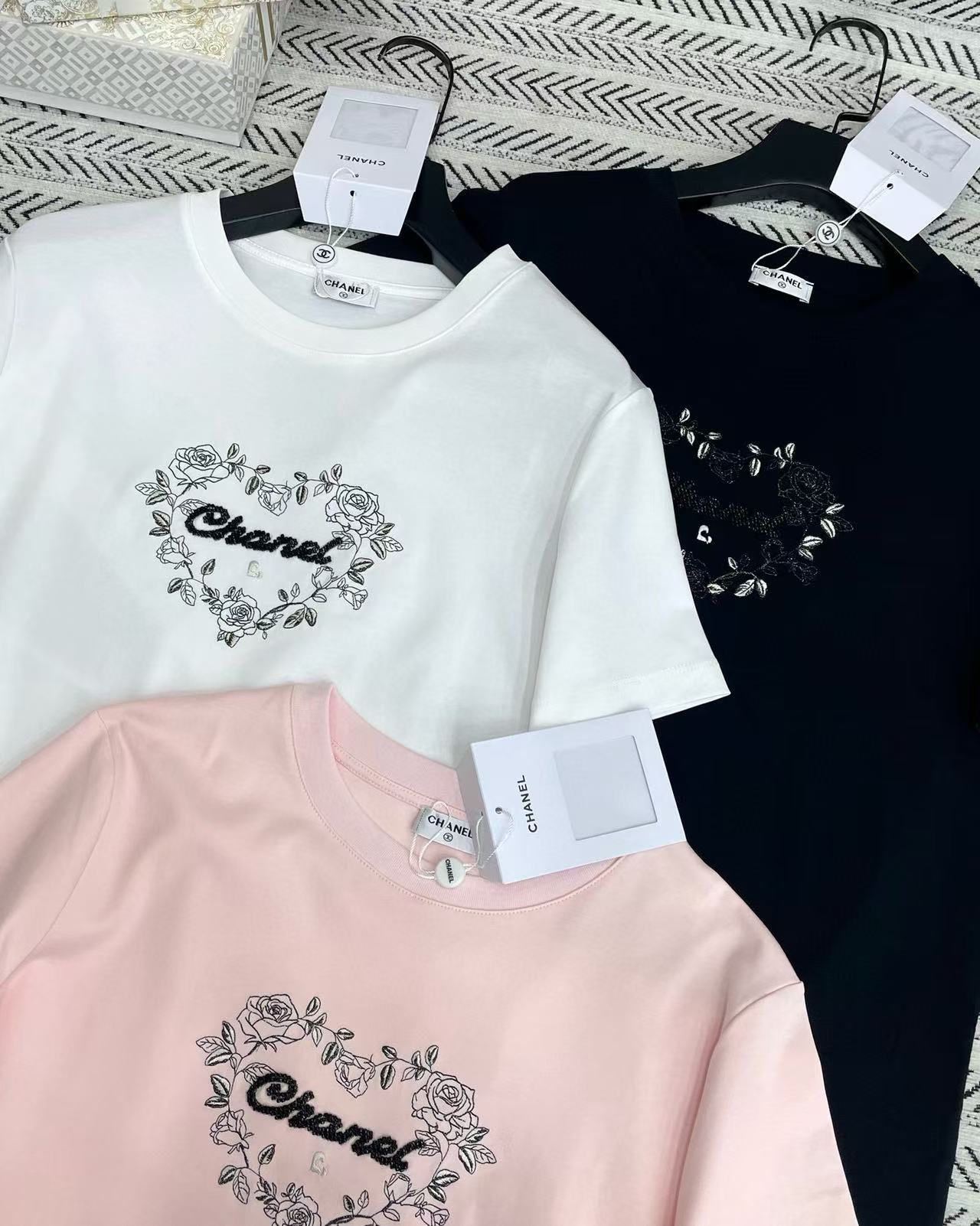 CHANE1 刺繍ハートビーズロゴTシャツ【50％割引+送料無料】