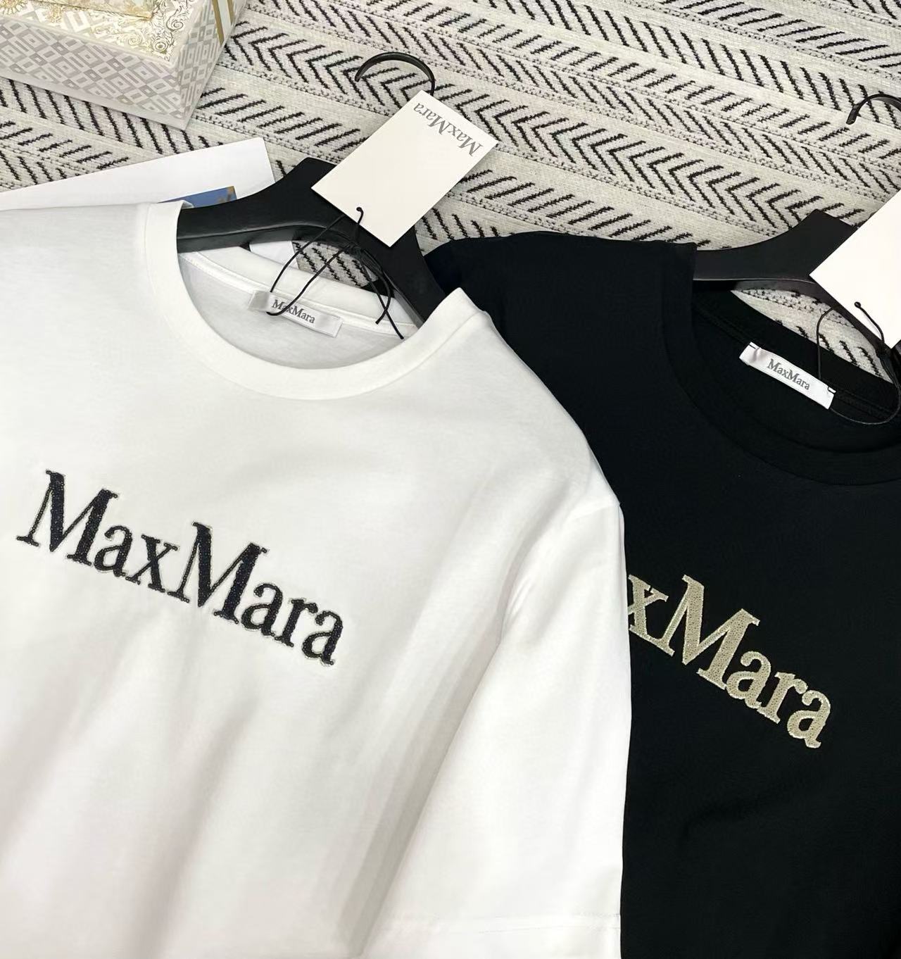 MaxMaraスパンコール刺繍レターTシャツ【50％割引+送料無料】