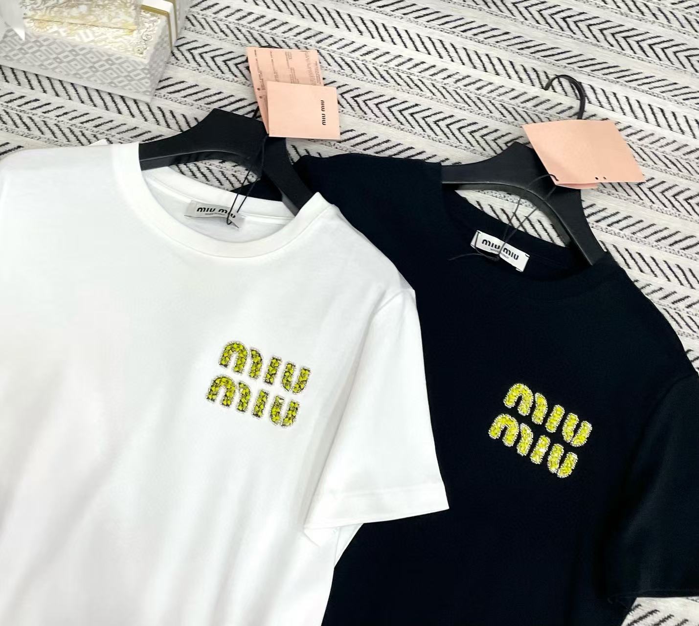 M1UM1U シンプルビーズレターTシャツ【50％割引+送料無料】