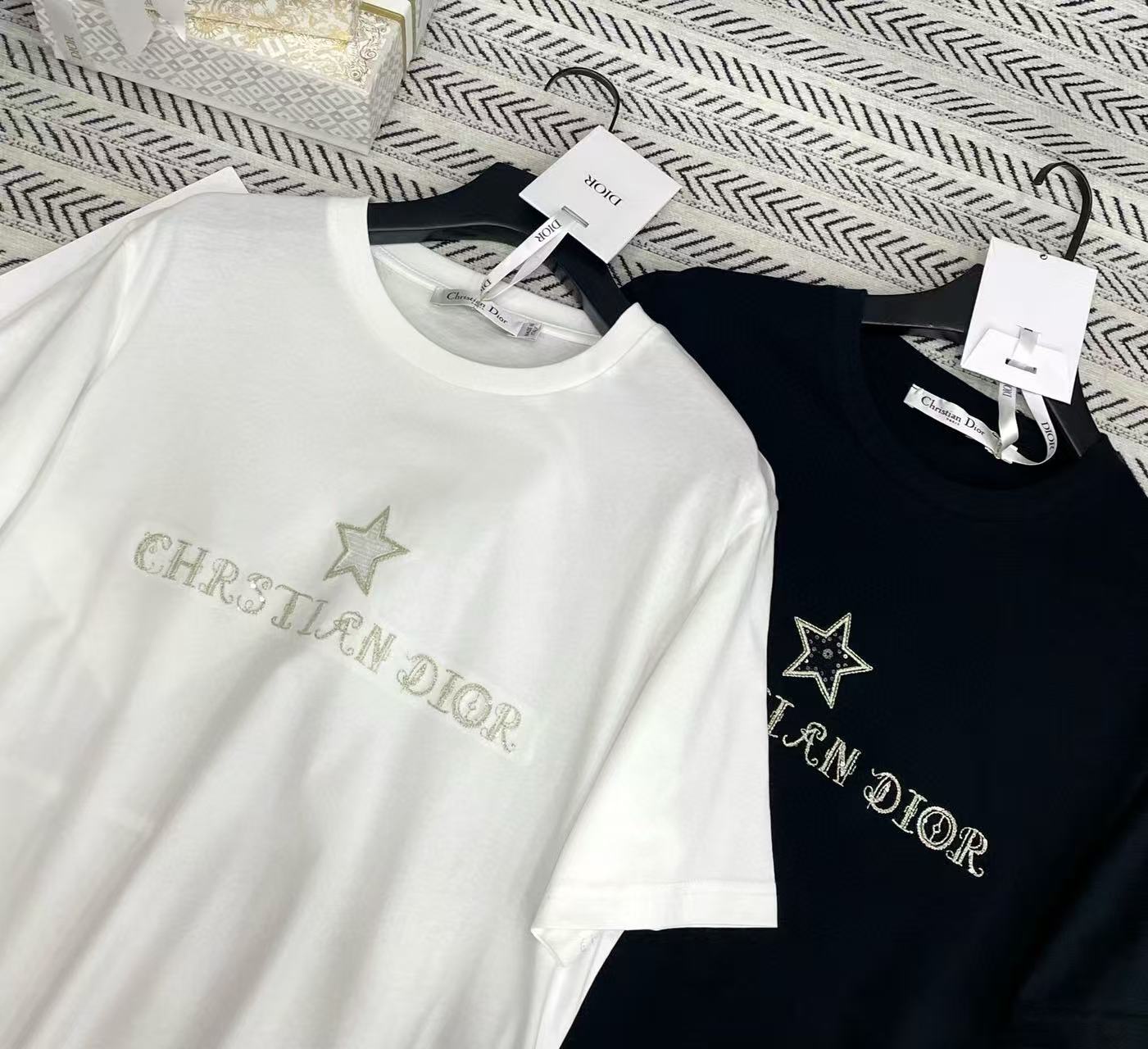 DIOR 刺繍入り 五芒星 スパンコール レター Tシャツ【50％割引+送料無料】