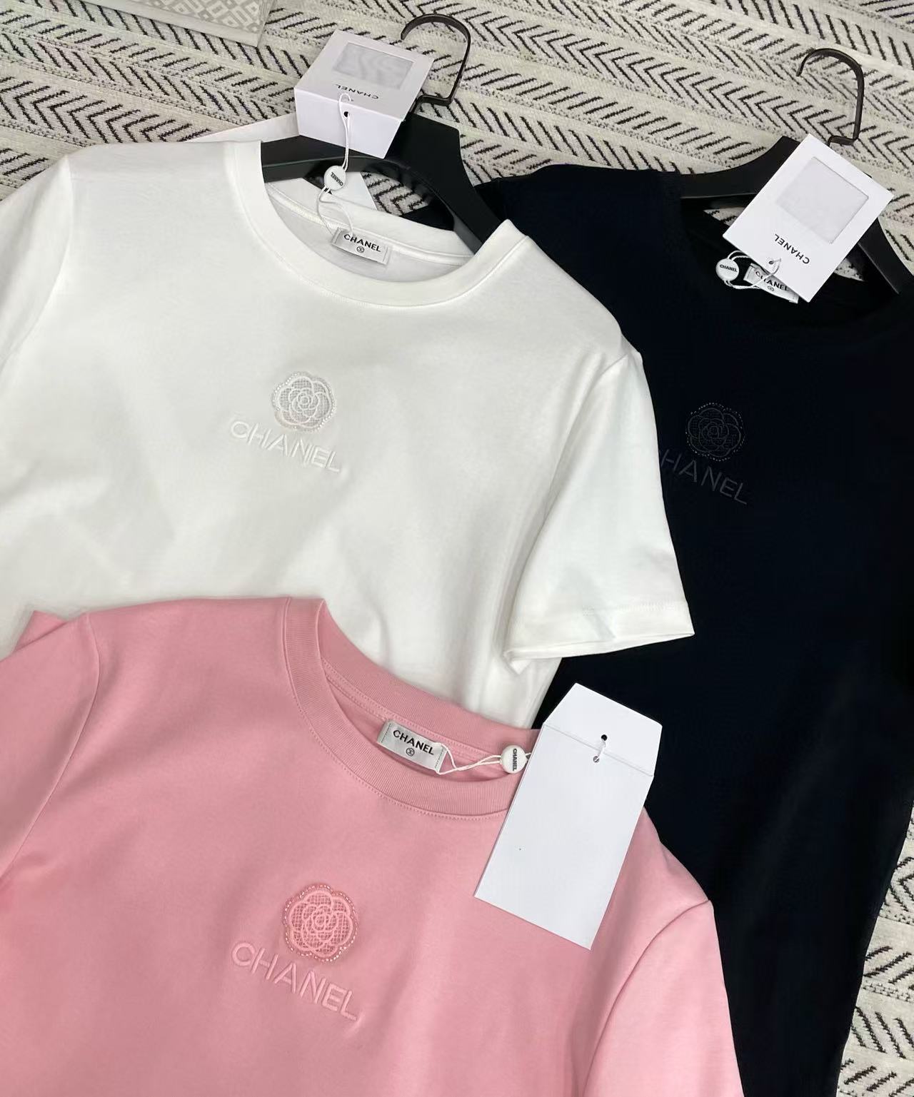 CHANE1 刺繍カメリアレターTシャツ【50％割引+送料無料】