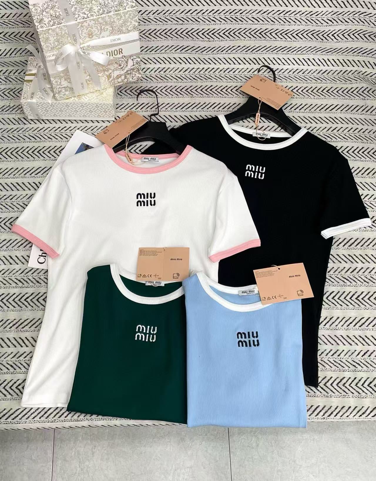 M1UM1U カラーブロック レター Tシャツ【50％割引+送料無料】