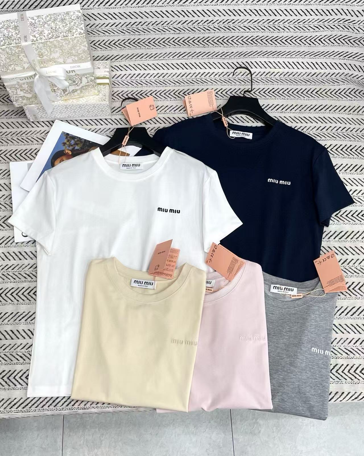 M1UM1U シンプルレターTシャツ【50％割引+送料無料】