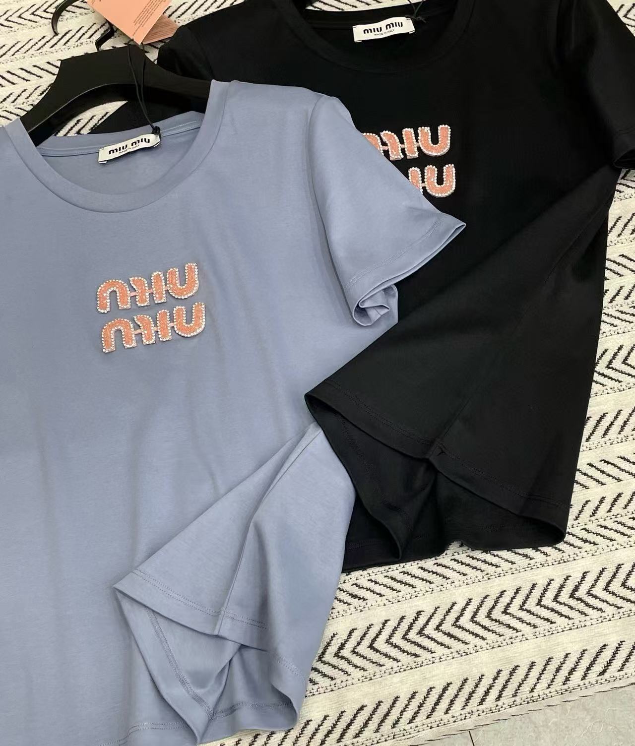 M1UM1U ビーズレターTシャツ【50％割引+送料無料】