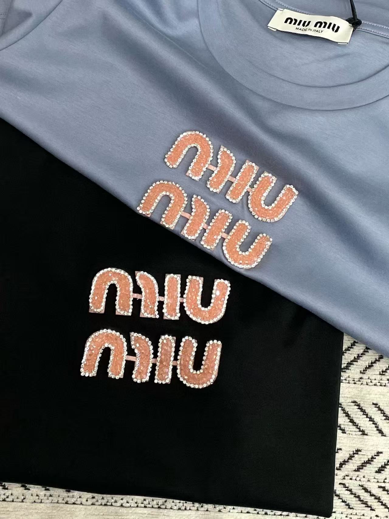 M1UM1U ビーズレターTシャツ【50％割引+送料無料】