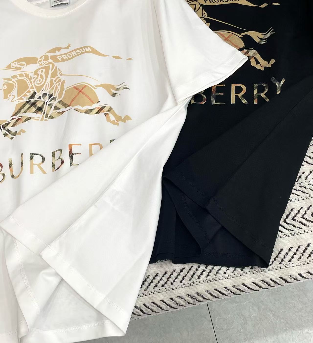BUR8ERRY ウォーホース レターTシャツ【50％割引+送料無料】