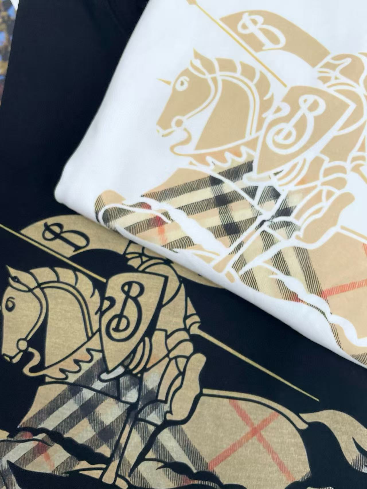 BUR8ERRY ウォーホース レターTシャツ【50％割引+送料無料】