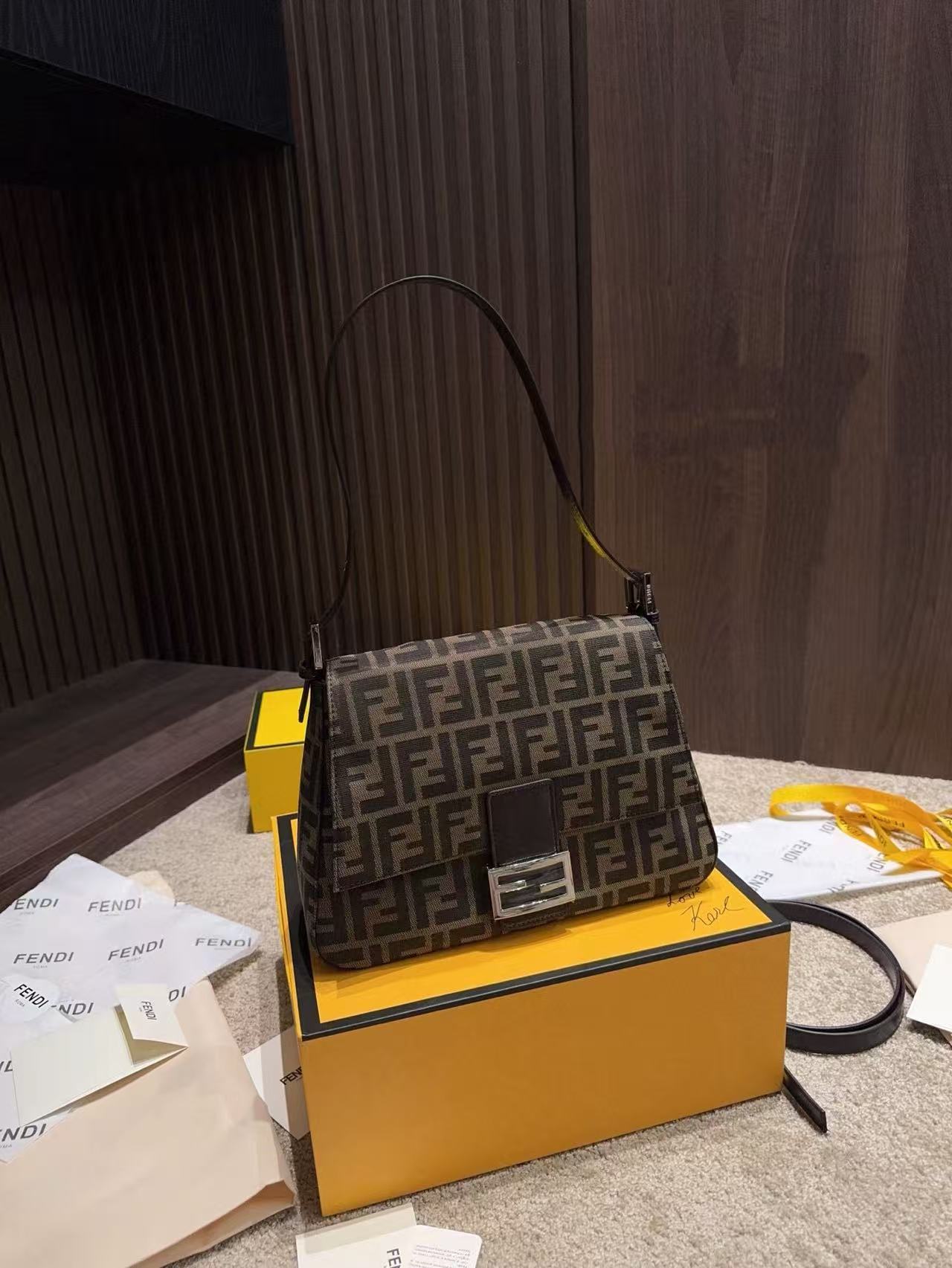 FEND1FF バゲット アンダーアームバッグ【50％割引+送料無料】