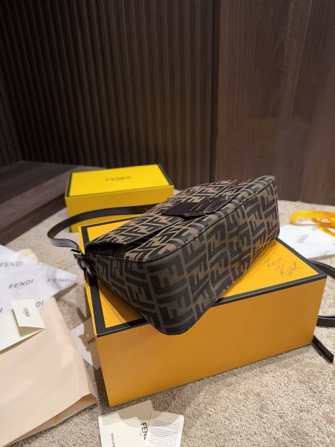 FEND1FF バゲット アンダーアームバッグ【50％割引+送料無料】