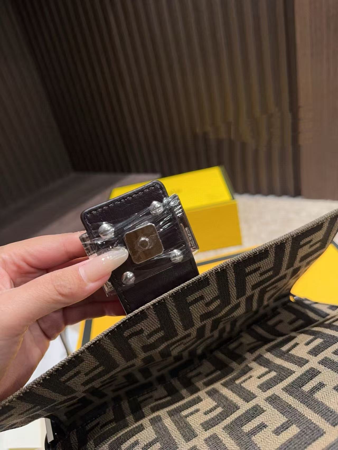 FEND1FF バゲット アンダーアームバッグ【50％割引+送料無料】