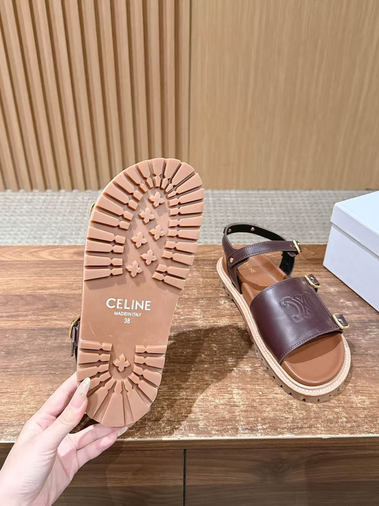 CEL1NE 高品質牛革サンダル【50％割引+送料無料】