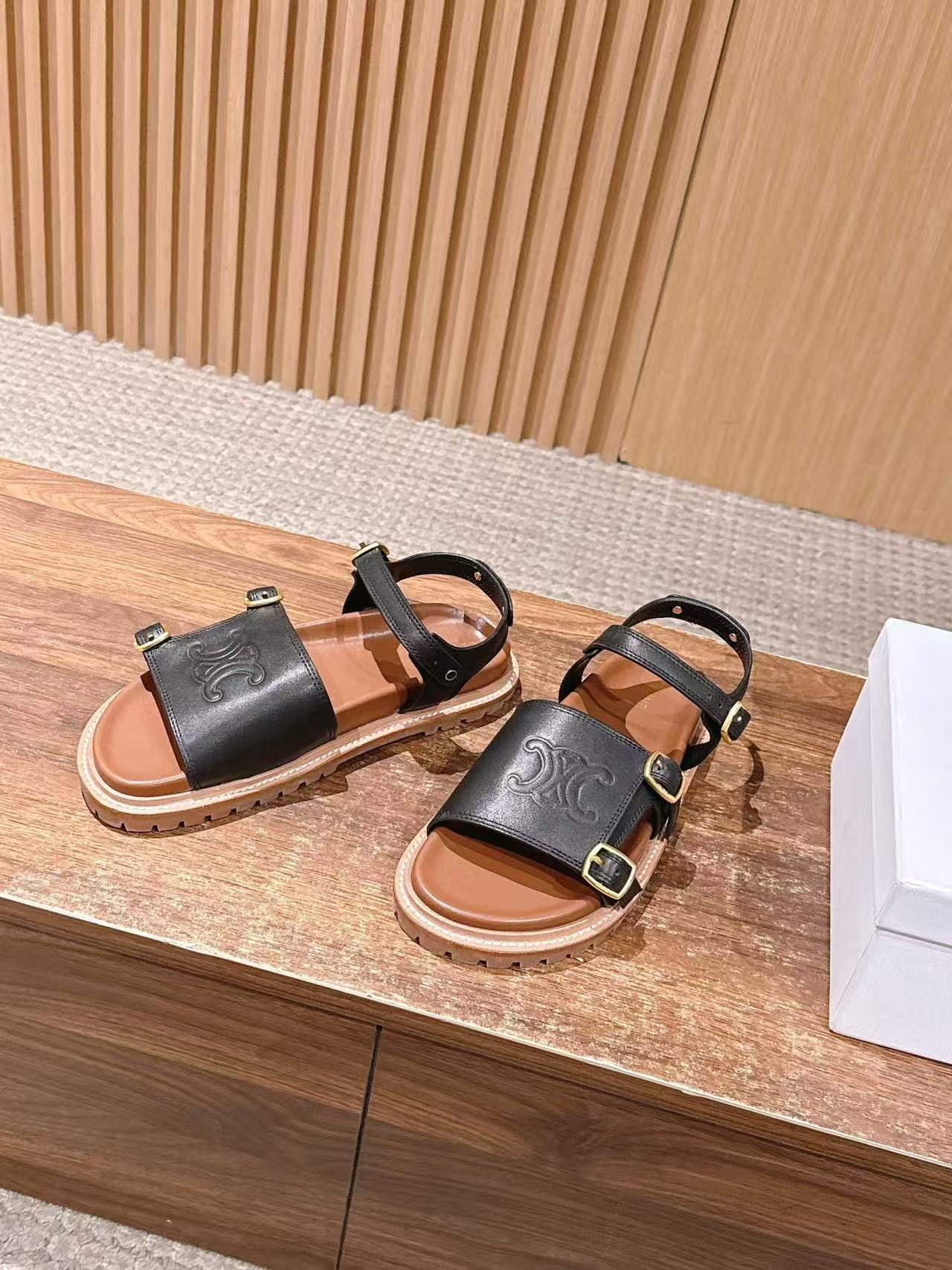 CEL1NE 高品質牛革サンダル【50％割引+送料無料】