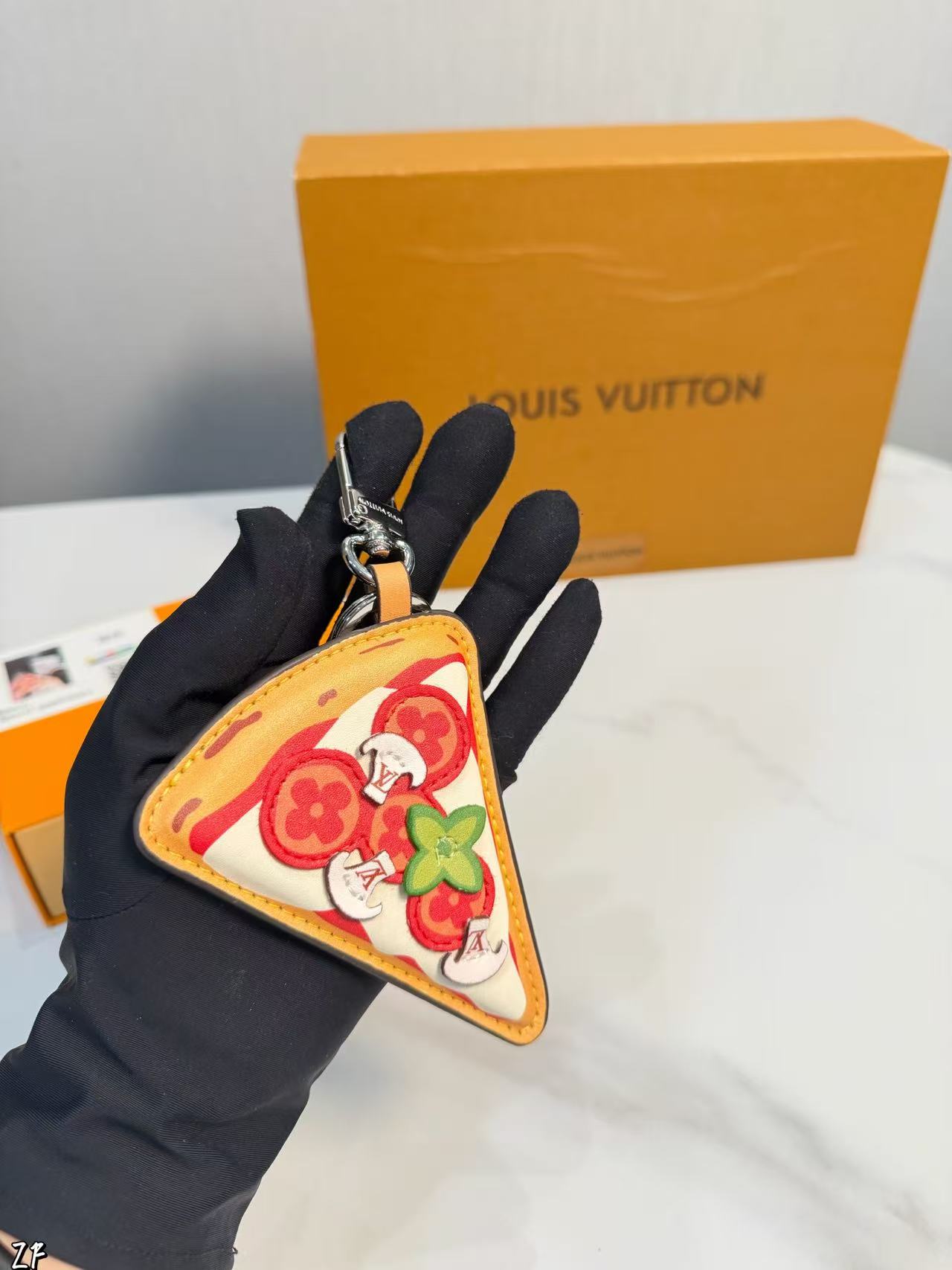 LV ピザ キーチェーン【50％割引+送料無料】