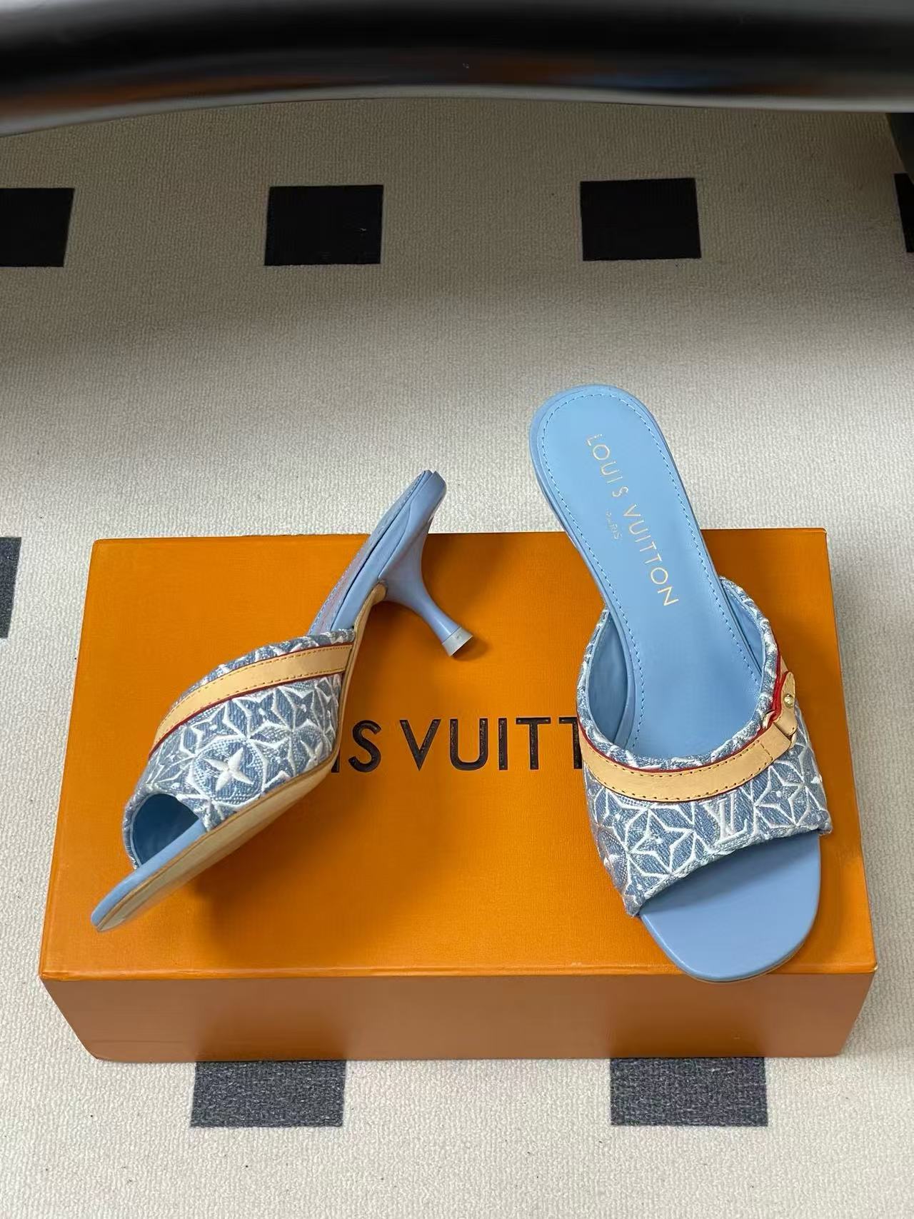 LVの高品質刺繍プリントローヒールシューズ【50％割引+送料無料】