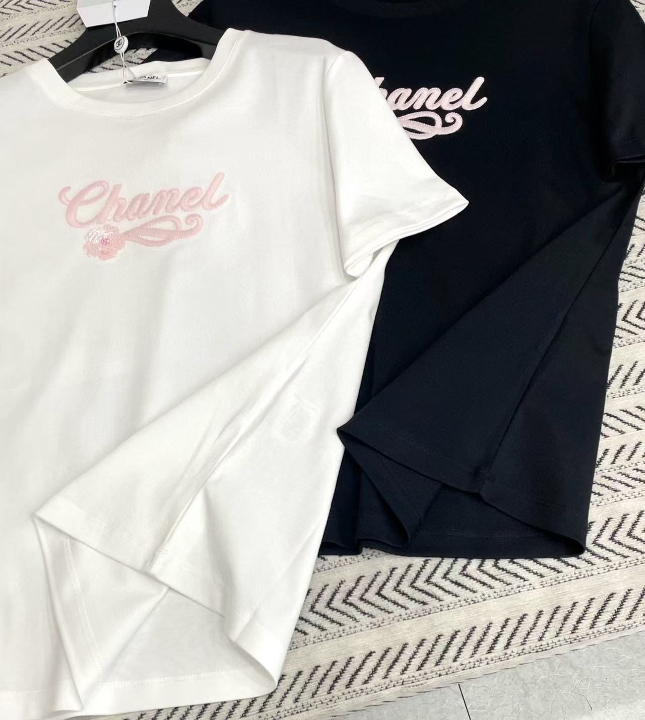 CHANE1 ピンク文字刺繍スパンコールフラワーTシャツ【50％割引+送料無料】