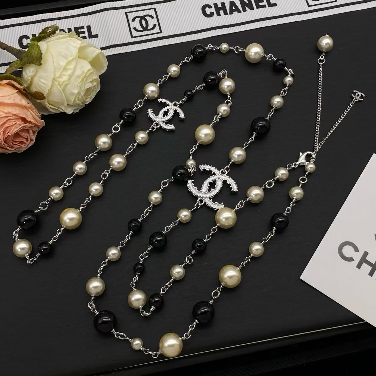 CHANE1 ダブルC ブラック&ホワイト パール セーターネックレス【50%割引+送料無料】