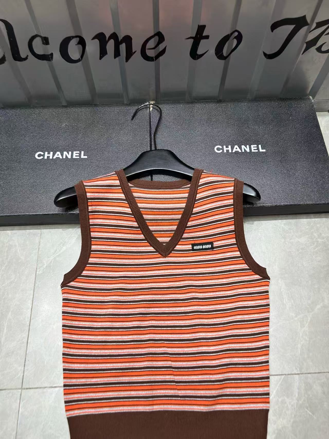 M1UM1U レターストライプウール Vネックベスト【50％割引+送料無料】