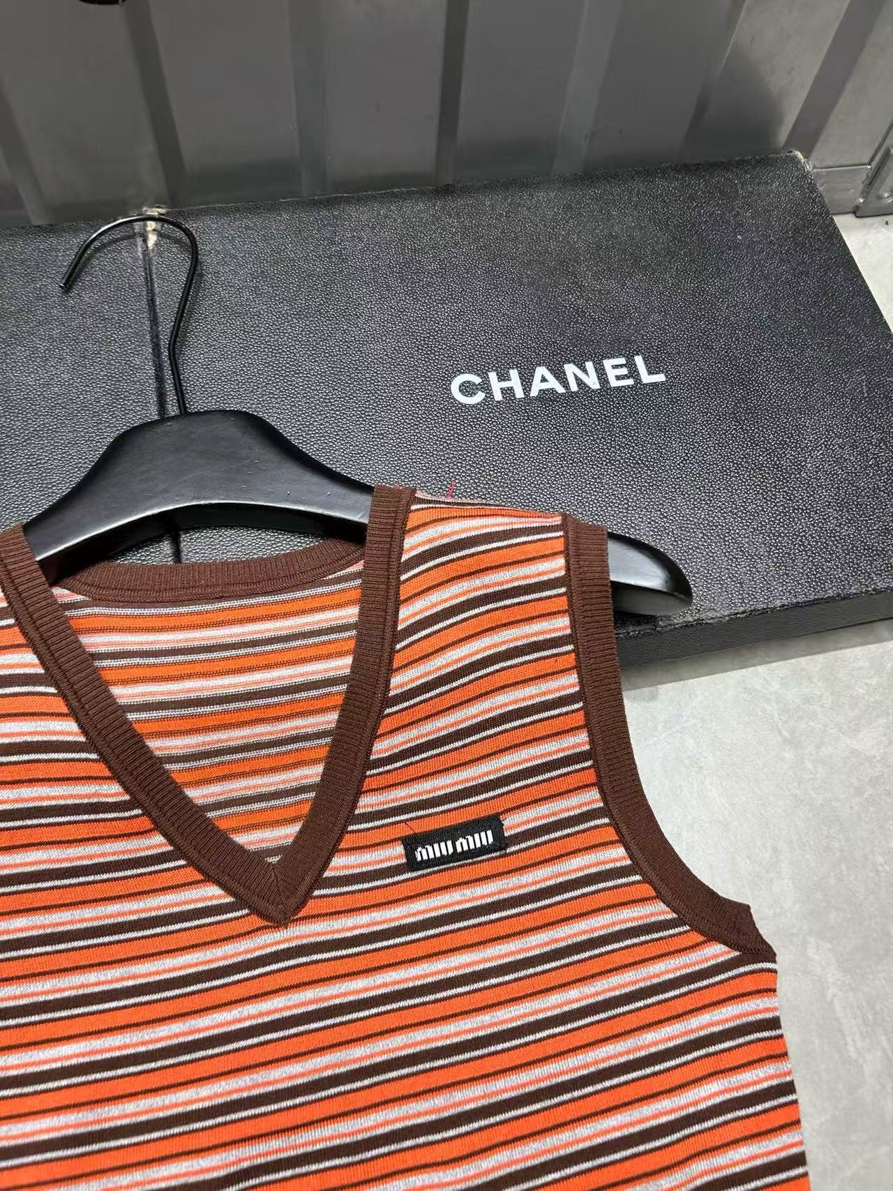 M1UM1U レターストライプウール Vネックベスト【50％割引+送料無料】