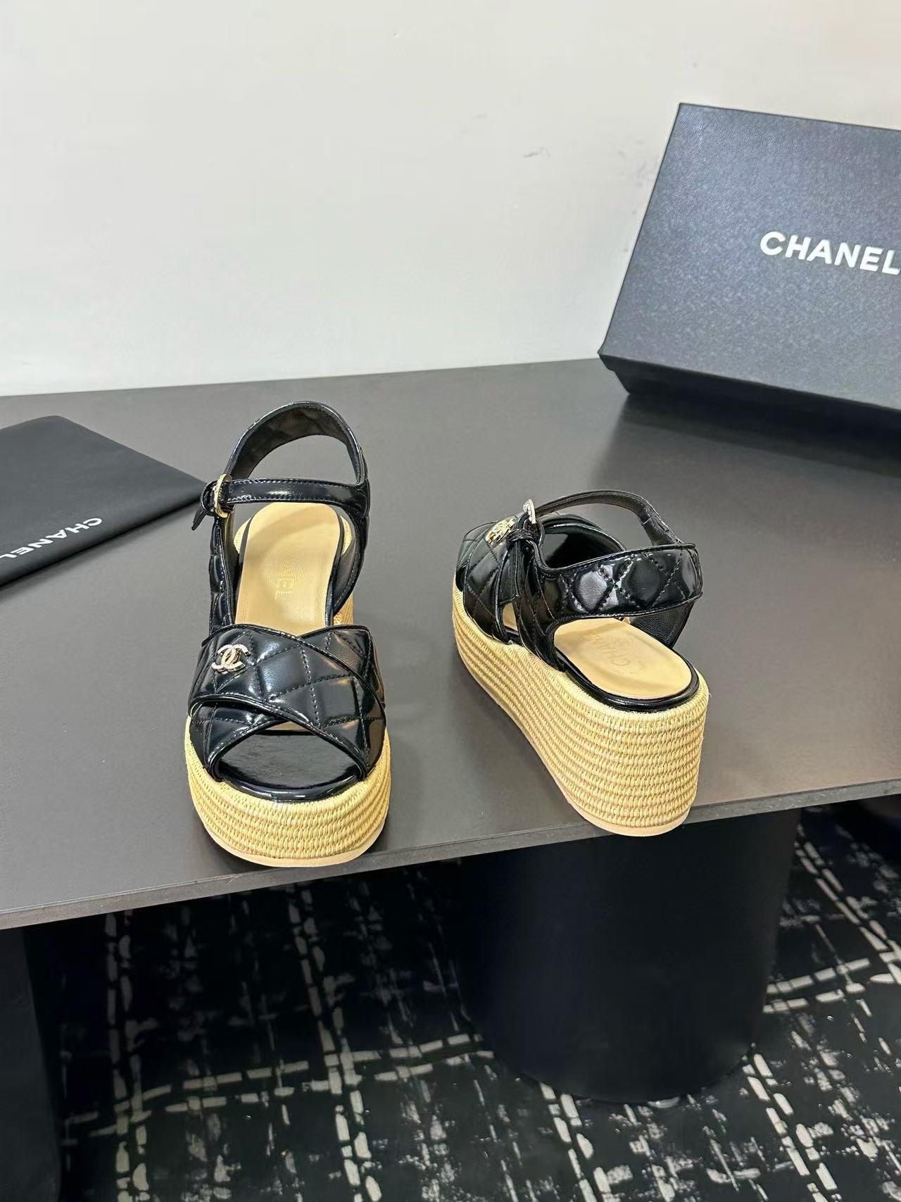 CHANE1 高品質ダブルCラムスキン厚底サンダル【50％割引+送料無料】