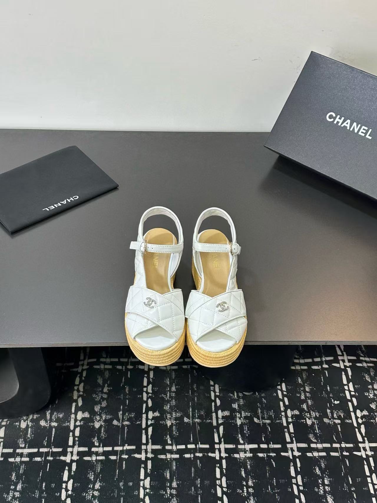 CHANE1 高品質ダブルCラムスキン厚底サンダル【50％割引+送料無料】