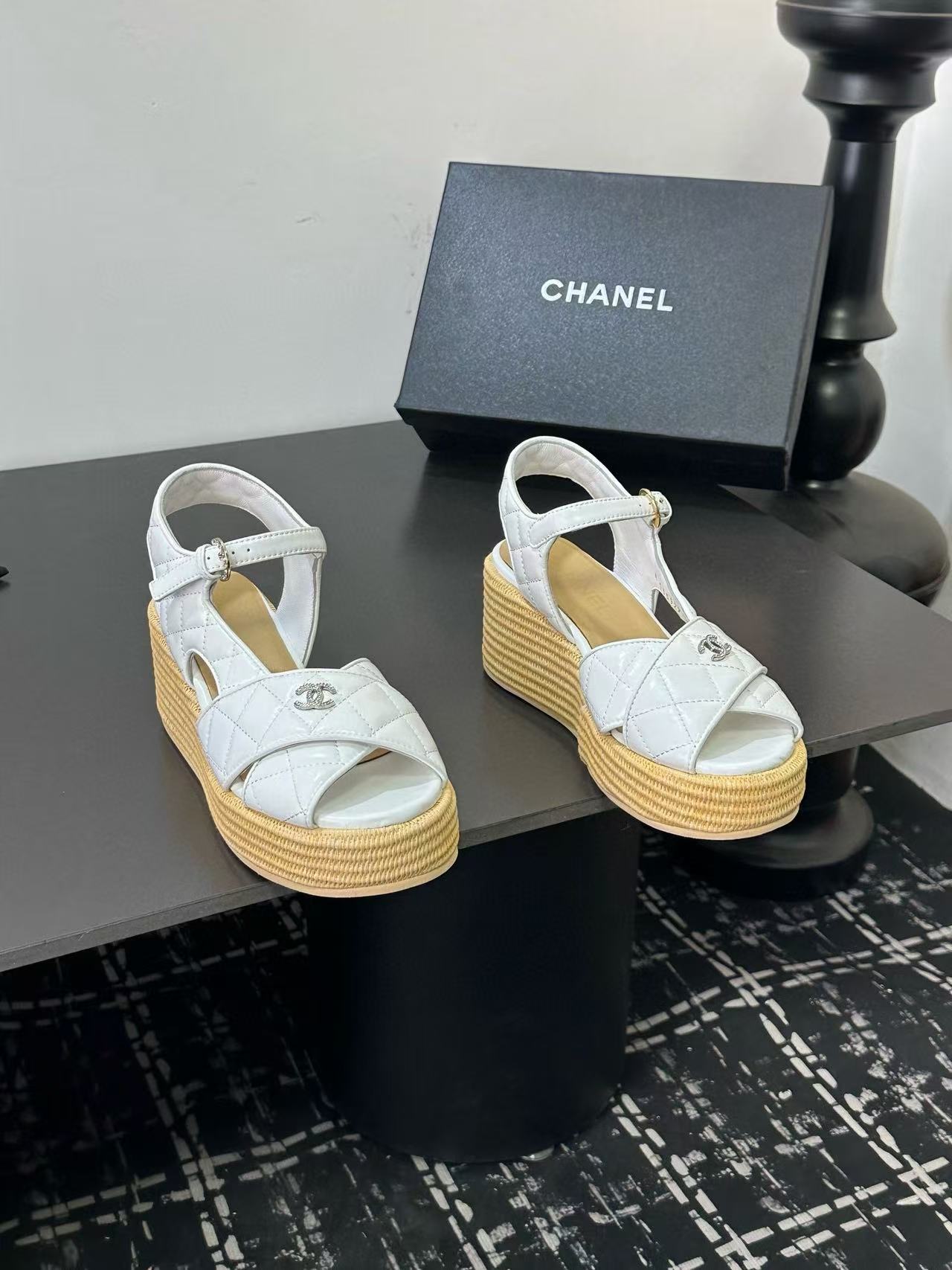 CHANE1 高品質ダブルCラムスキン厚底サンダル【50％割引+送料無料】