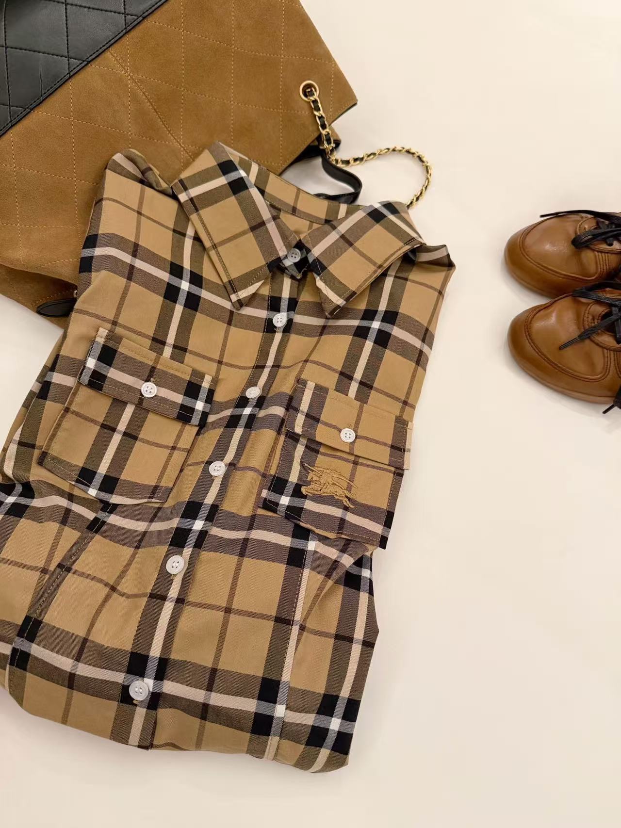 BUR8ERRY チェック柄刺繍ウォーホースシャツ【50％割引+送料無料】