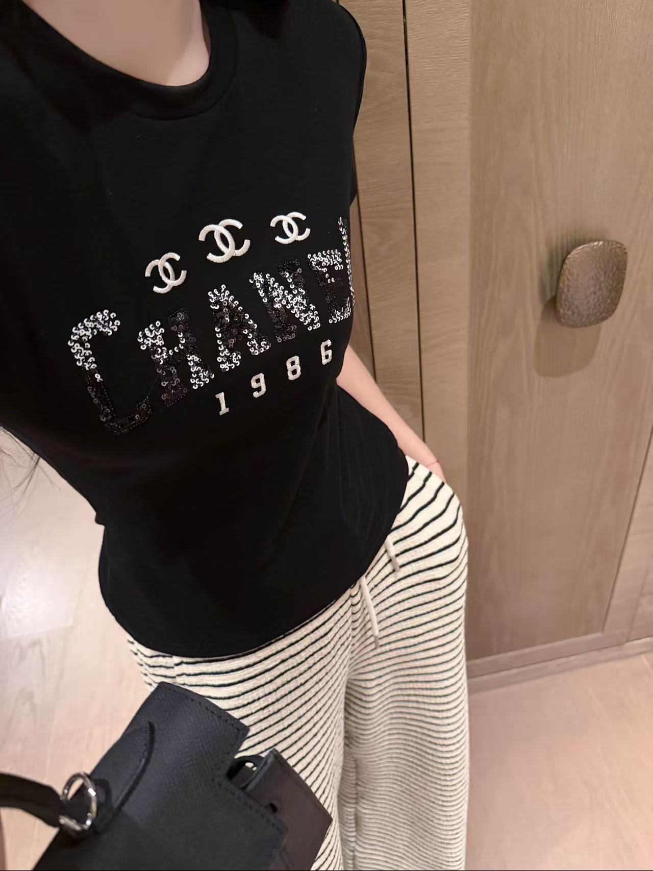 CHANE1 刺繍スパンコールレターTシャツ【50％割引+送料無料】